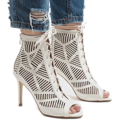Botas brancas em um pino 1610-225 branco