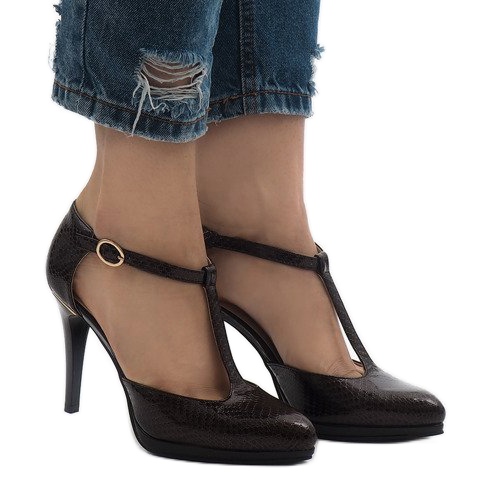 Bombas marrons no pilar A509-22-2 castanho