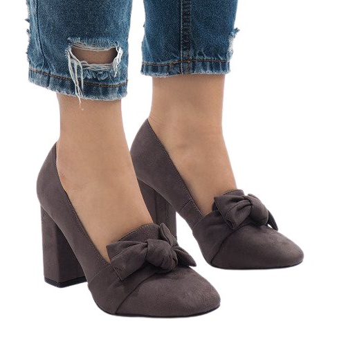 Bombas de camurça cinza no pilar N510