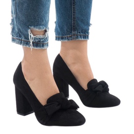 Bombas de camurça preta no pilar N510 preto