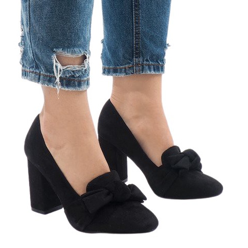 Bombas de camurça preta no pilar N510 preto