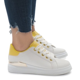 Tênis branco na plataforma 353