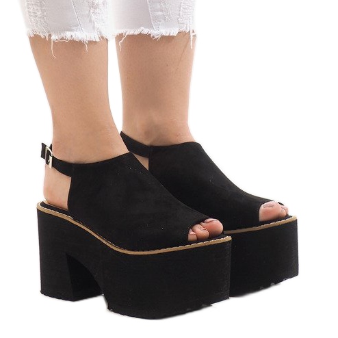 Sandálias pretas em um enorme bloco B8290 preto