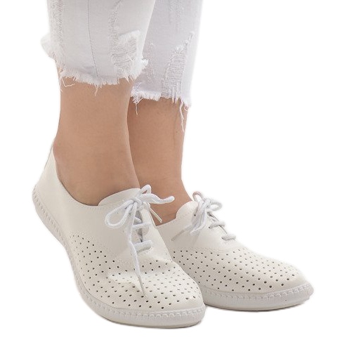 Tênis branco perfurado HR61116
