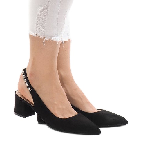 Sapatos pretos em um estilete FM98502-2 Sapatos pretos em um estilete FM98502-2