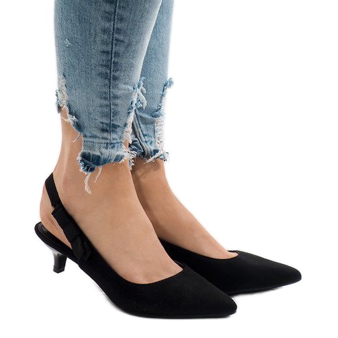 Sapatos pretos em um salto B-43
