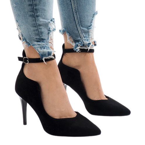Sapatos pretos em um salto B-54