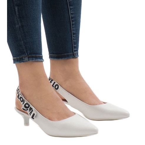 Sapatos brancos em um salto B-45