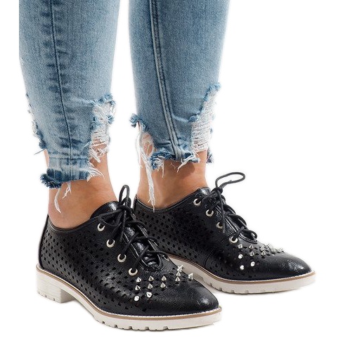 Sapatos vazados pretos com tachas G-106-2