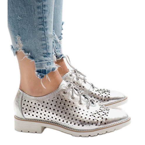 Sapatos vazados de prata com tachas G-106-2 cinza