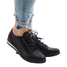 Sapatos pretos com orifícios TL44