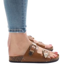 Chinelos camelo com fivelas 7018-PL marrom