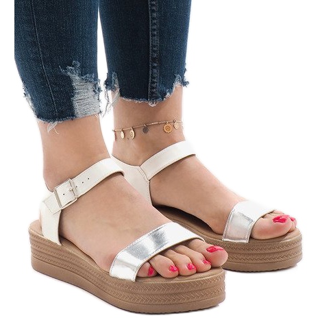 Sandálias brancas na plataforma 22-07 branco