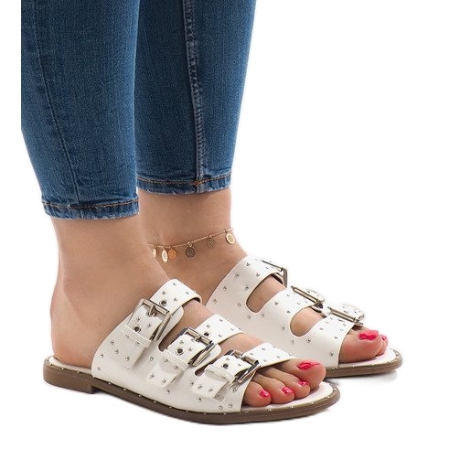 Chinelos brancos com tachas e fivela F-3659