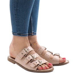 Chinelos rosa com tachas e uma fivela F-3659