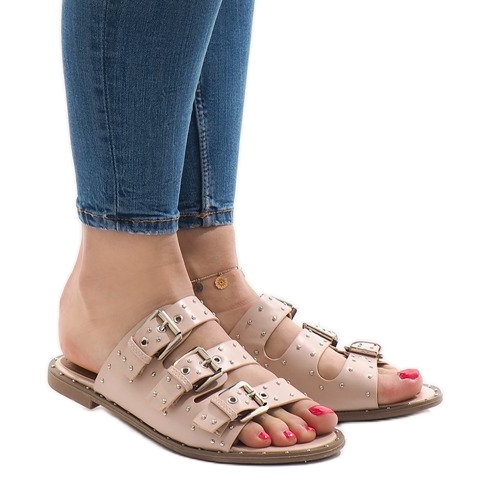Chinelos rosa com tachas e uma fivela F-3659