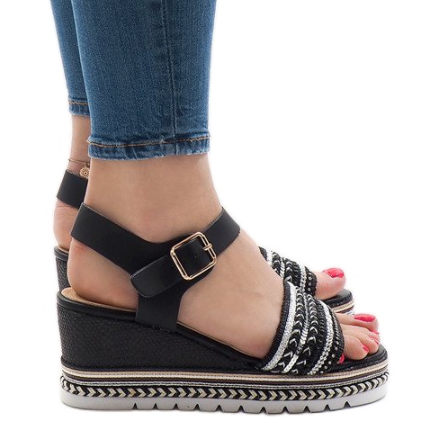 Sandálias pretas decoradas com cunha YRT-72-1 preto Sandálias pretas decoradas com cunha YRT-72-1 preto