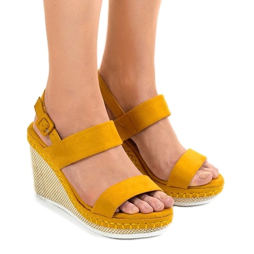 sandalias amarelas