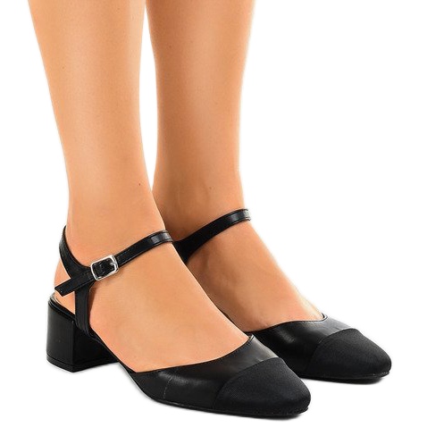 Bombas pretas no posto 5095 preto