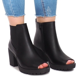 Abra botas em um poste B2890 Preto