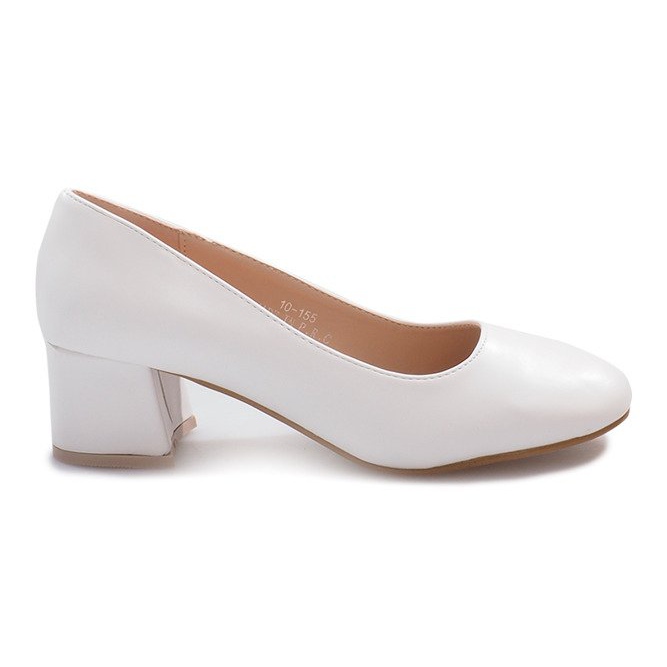 Bombas brancas no posto Renda castanho