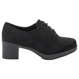 Primavera Botas amarradas em um poste preto