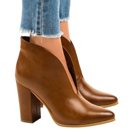 Botas camelo com recortes no poste RB38P castanho