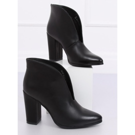 Botas pretas com recorte RB38P Preto