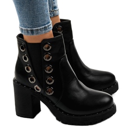 Botins pretos com tachas D37-5