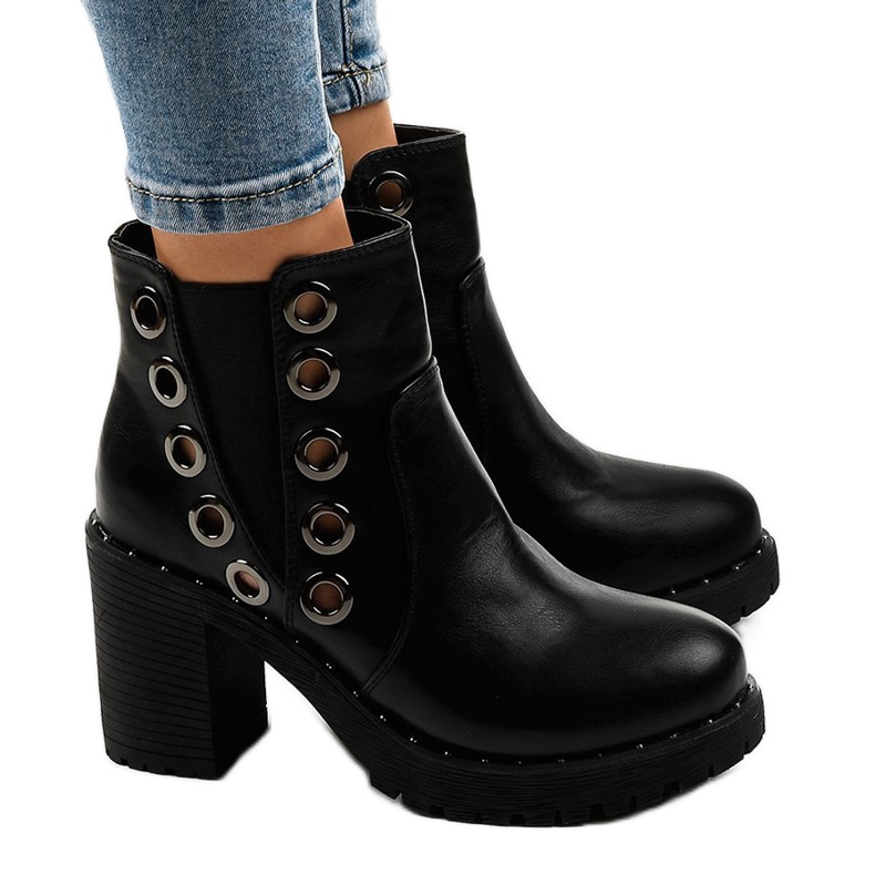 Botins pretos com tachas D37-5