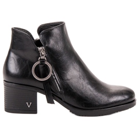 Vinceza Botas pretas em um poste preto Vinceza Botas pretas em um poste preto