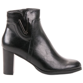 Vinceza Botas pretas em um poste preto Vinceza Botas pretas em um poste preto