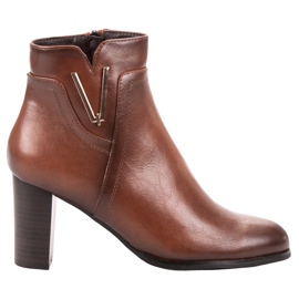 Vinceza Botas marrons em um poste castanho Vinceza Botas marrons em um poste castanho