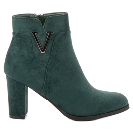 Vinceza Botas de camurça em uma barra verde Vinceza Botas de camurça em uma barra verde