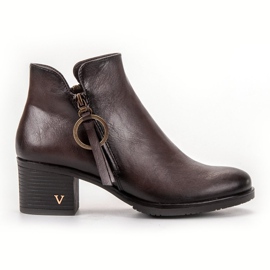 Vinceza Botas marrons em um poste marrom