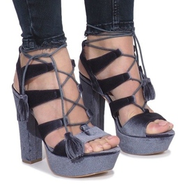 Sandálias cinza em um post feito de um amor veludo