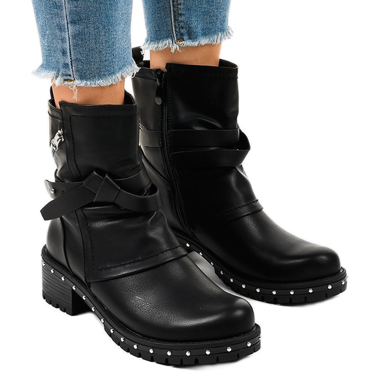Botas pretas em uma sola A-360 enorme preto