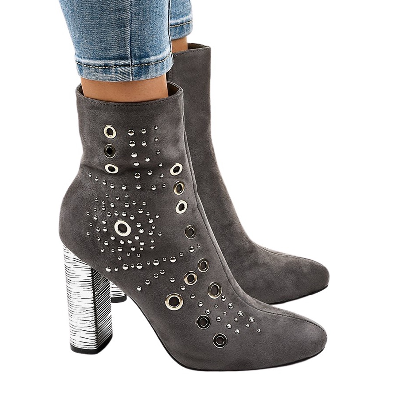 Botas de camurça cinza no poste AE28P