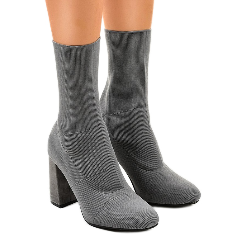 Botas cinza no post QQ08 Botas cinza no post QQ08