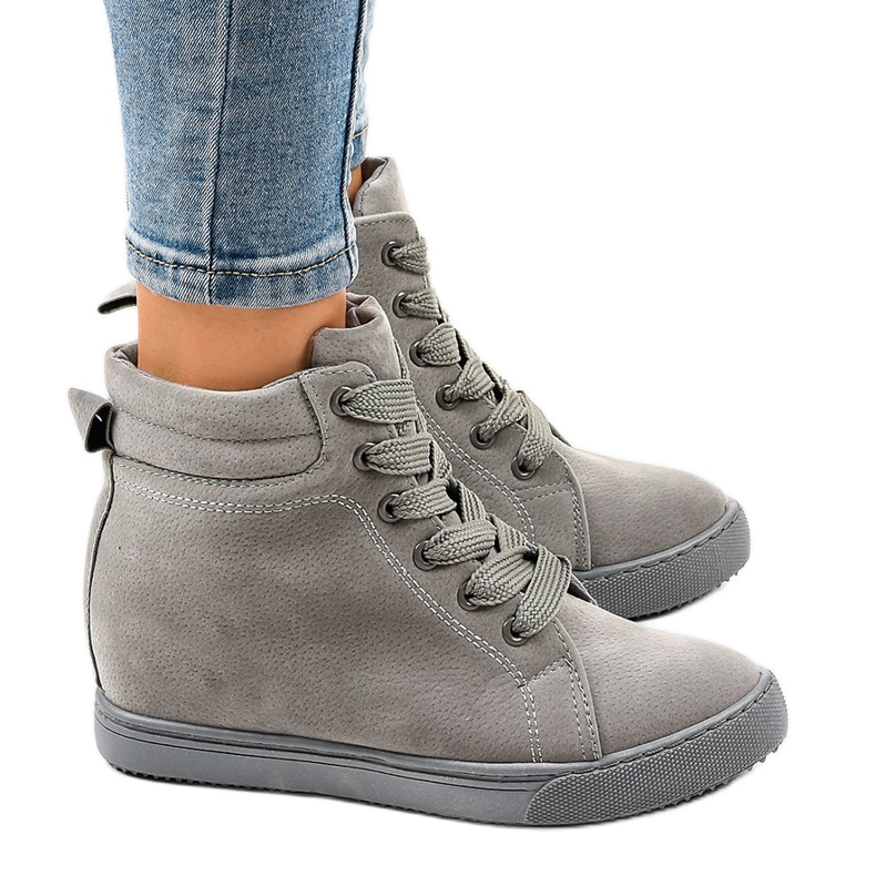 Tênis cinza na cunha TL50-3