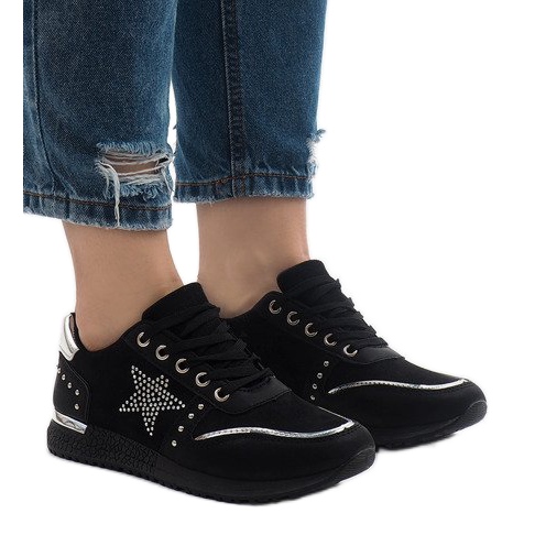 Tênis esportivos pretos com uma estrela XSM101-19