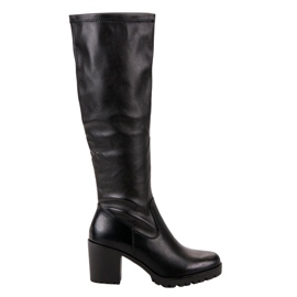 Botas em um post VINCEZA preto