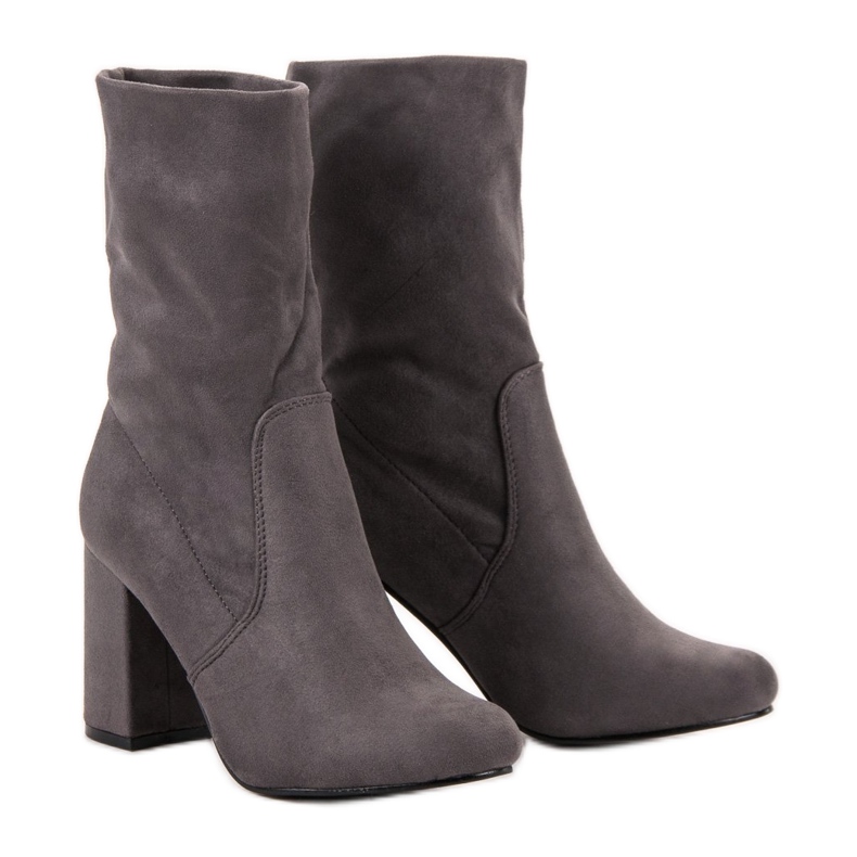 Super Mode Botas deslizantes em um poste cinza