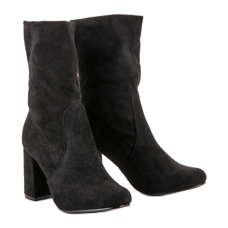 Super Mode Botas deslizantes em um poste preto