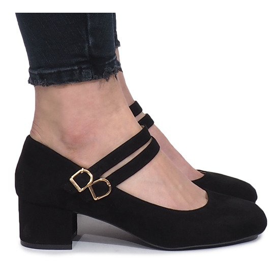 Sapatos pretos no posto Tamara