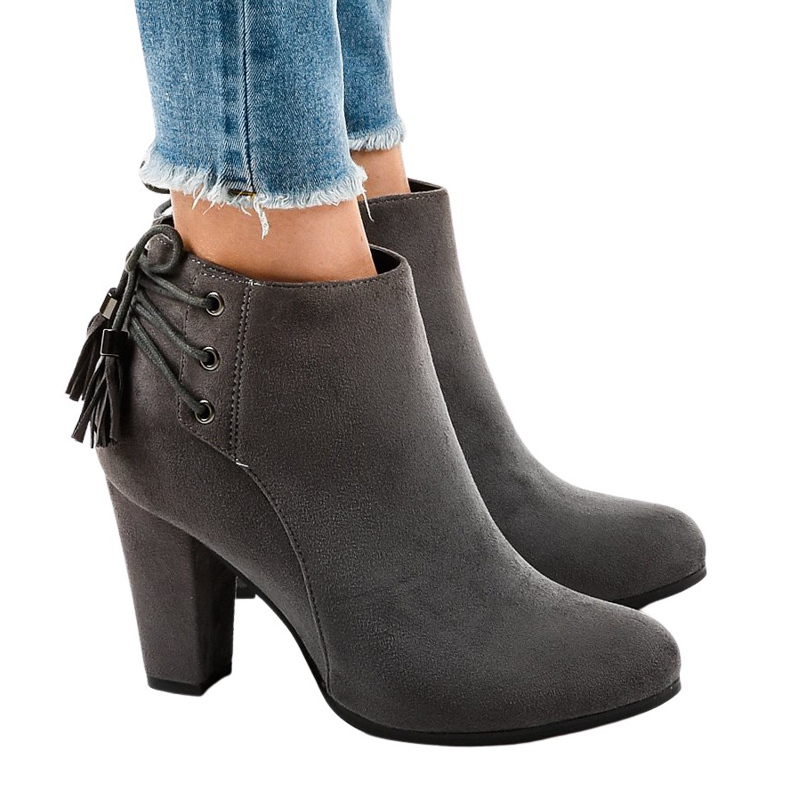 Botas de camurça cinza no poste JA75