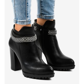 Botas pretas no poste com uma corrente 13X992-51A preto