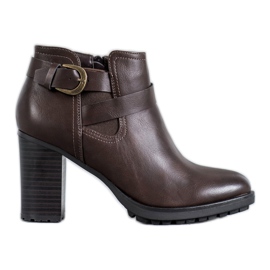 Super Mode Botas elegantes em um poste marrom