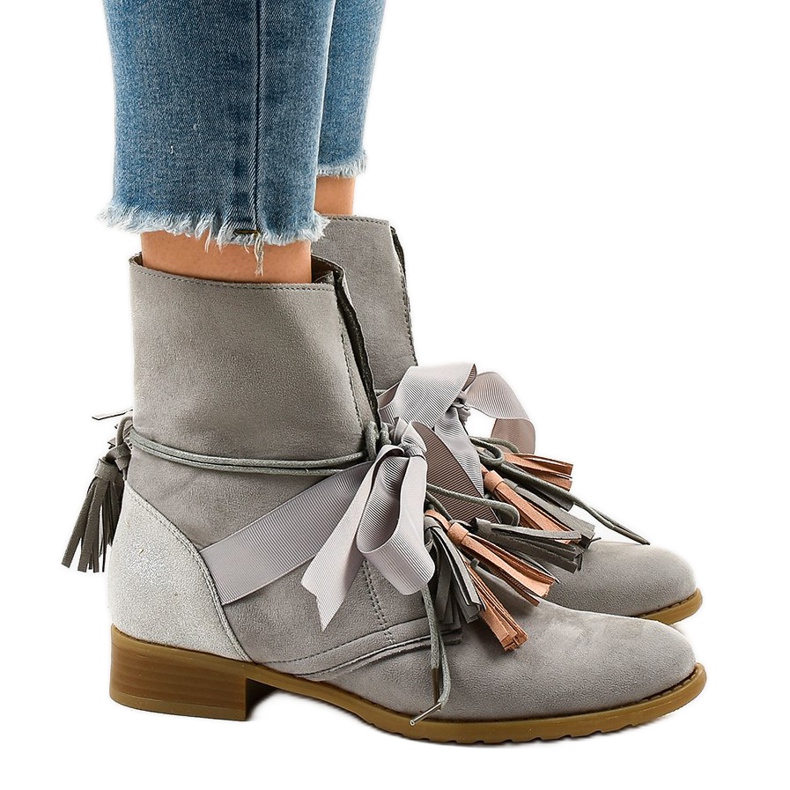 Botas rasas cinza amarradas com franjas A-226