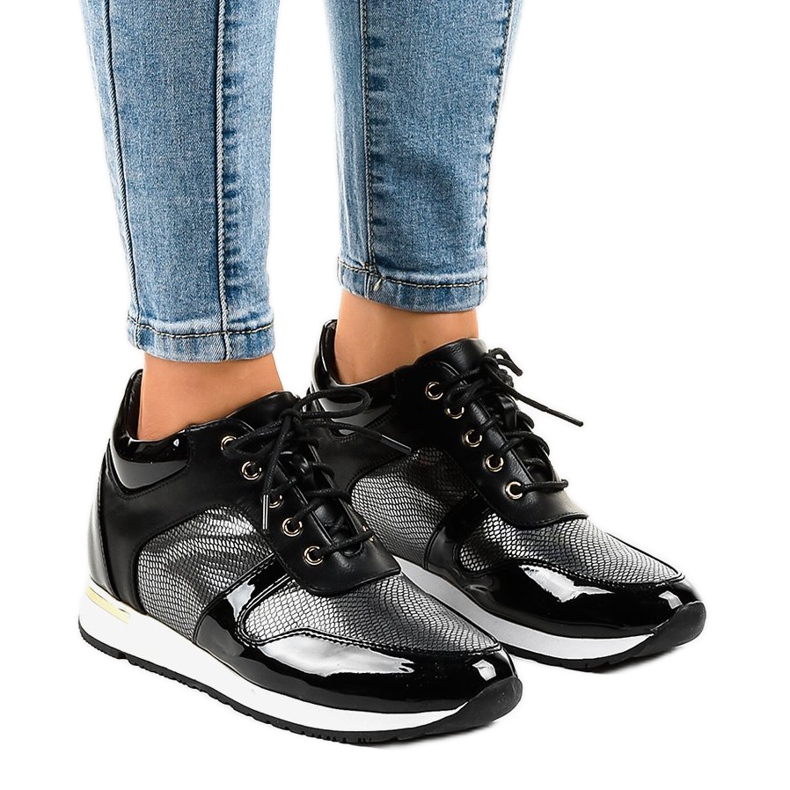 Tênis preto com cunhas amarradas S0054-1